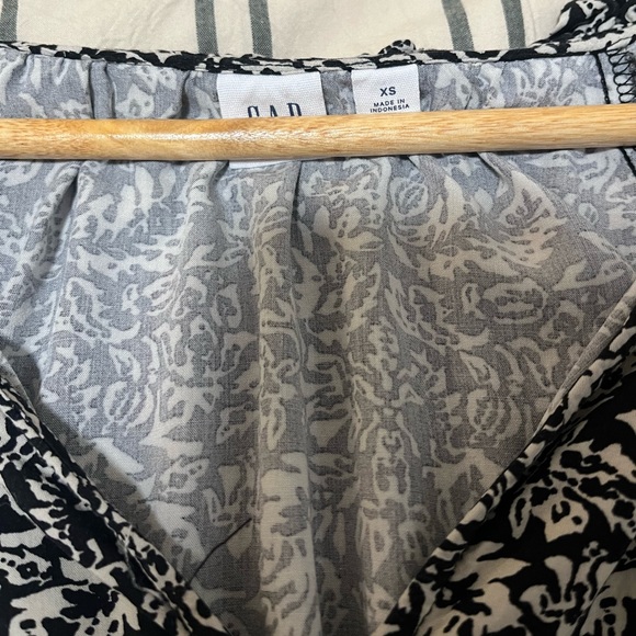 Gap print ruffle split neck top black white paisley floral boho blouse xs - Picture 3 of 5